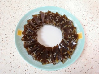 10、自制猪皮冻,做好的皮冻切成片装盘。 