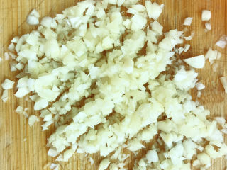 3、剁椒鱼头,大蒜切成末