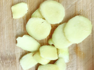 4、剁椒鱼头,生姜切成片