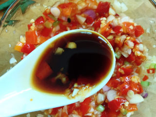 9、剁椒鱼头,加入酱油