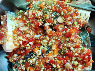 18、剁椒鱼头,放好鱼头，将剁椒酱铺在鱼头上