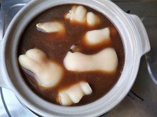 7、黄豆卤猪脚,将焯好猪脚入锅。