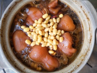10、黄豆卤猪脚,然后再加入泡好的黄豆。