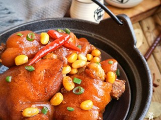 15、黄豆卤猪脚,家乐潮汕卤水汁卤出来的猪手果然不一样！色泽红亮、自然。还没吃就能闻得到卤汁醇厚的香气。焦糖色的猪手微微渗出肉汁，光是看到这个就令人垂涎三尺。