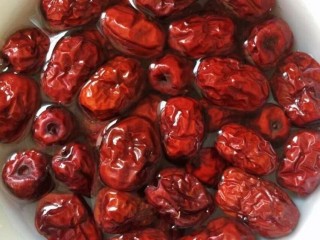 1、枣泥核桃糖,红枣洗净