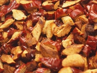 2、枣泥核桃糖,用剪刀把枣肉剪下来，取出枣核