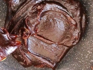 9、枣泥核桃糖,加热至开始冒泡，依次倒入水淀粉和黄油，边倒边搅拌