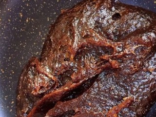 10、枣泥核桃糖,等锅中的混合物水分慢慢蒸发，开始抱团