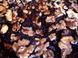 11、枣泥核桃糖,加入核桃，转中小火