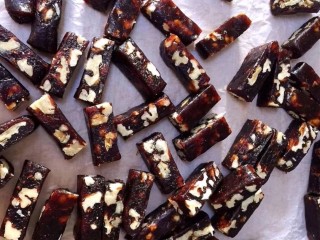 14、枣泥核桃糖,晾凉，切块