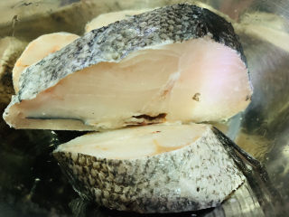 3、鳕鱼炖豆腐,取出要用的鳕鱼，解冻；
