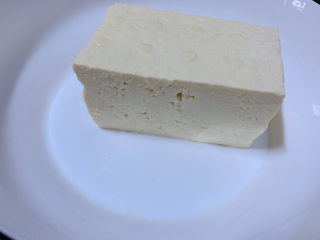 4、鳕鱼炖豆腐,豆腐一盒，切半块；