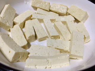 5、鳕鱼炖豆腐,切小长方块，铺完底；