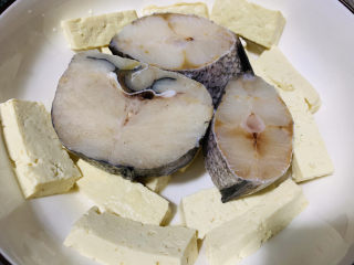 6、鳕鱼炖豆腐,放上解冻好的鳕鱼；