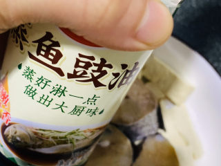 8、鳕鱼炖豆腐,加蒸鱼豉油；