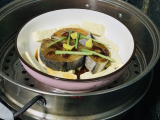 14、鳕鱼炖豆腐,放上蒸锅，隔水炖；