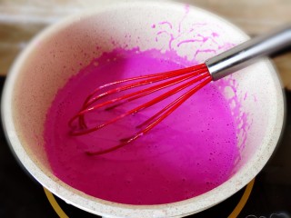 7、火龙果牛奶小方,一定开小火不断搅拌。