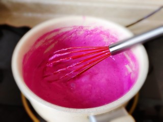 8、火龙果牛奶小方,慢慢的会有一些纹路比较粘稠，