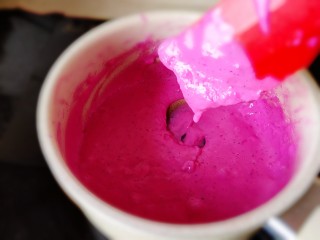 9、火龙果牛奶小方,可以用刮刀试一下，如图中倒三角状态即可关火。