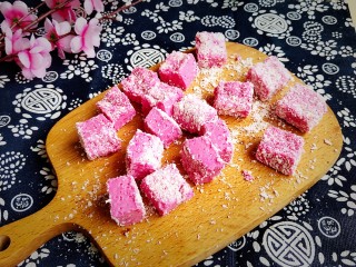 12、火龙果牛奶小方,放冷藏定型后取出切块即可。