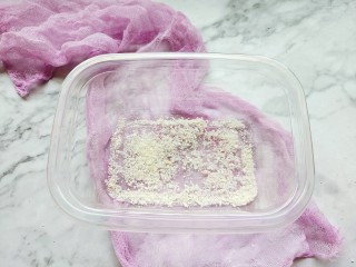 10、火龙果牛奶小方,取一个模具或者玻璃保鲜盒底部撒适量椰蓉。