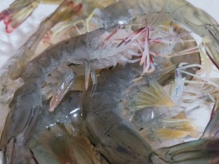 1、丝瓜炒虾仁,虾去头去虾线