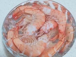 2、丝瓜炒虾仁,热水泡至全身变红即可剥虾壳