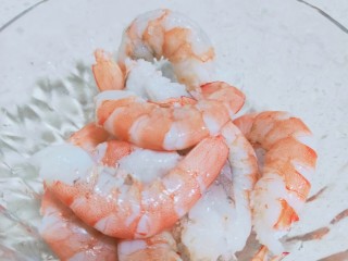 3、丝瓜炒虾仁,剥好备用