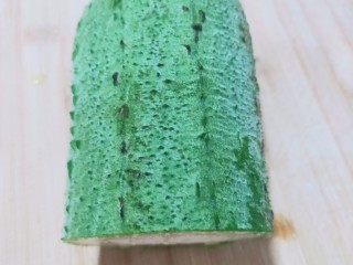 4、丝瓜炒虾仁,取丝瓜半根洗净