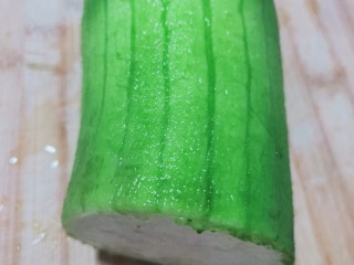 5、丝瓜炒虾仁,刨皮