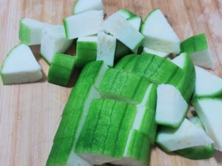 6、丝瓜炒虾仁,切成小块备用