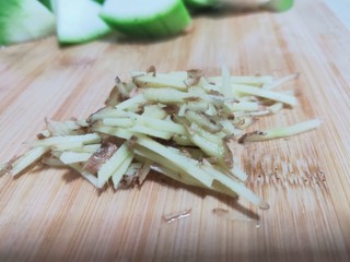 7、丝瓜炒虾仁,姜切丝备用