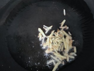 8、丝瓜炒虾仁,起锅烧油，小火????下姜丝