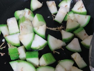 9、丝瓜炒虾仁,转大火????下丝瓜