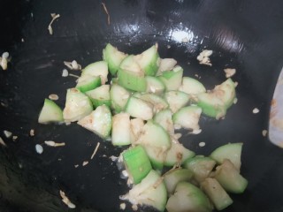 10、丝瓜炒虾仁,炒至丝瓜半生熟