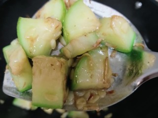 11、丝瓜炒虾仁,如图，囊有点塌陷