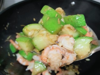 12、丝瓜炒虾仁,加入虾仁继续翻炒