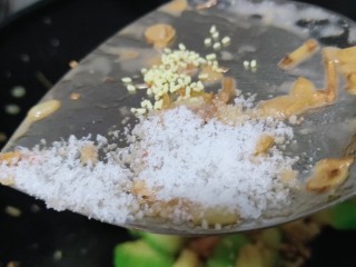 13、丝瓜炒虾仁,加入食盐，鸡精，胡椒粉，一勺料酒，一勺水