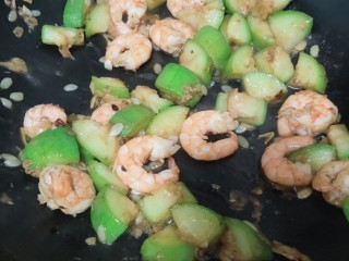 14、丝瓜炒虾仁,待水分炒干，关火????