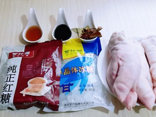 1、香辣孜然烤猪蹄,准备所有食材！猪脚我买两个，请店员帮忙切开的。(一切二，块的大小可以根据个人喜欢)