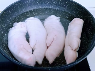 2、香辣孜然烤猪蹄,将猪蹄焯水，冷水入锅，大火烧开，撇出浮沫，再煮撒3分钟！