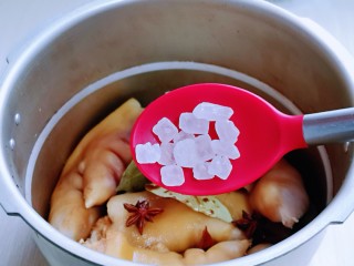 5、香辣孜然烤猪蹄,再加入冰糖！(可以增加口感）