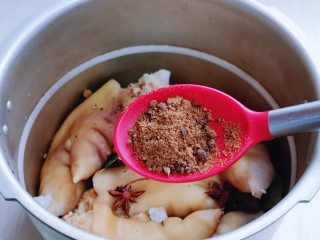 6、香辣孜然烤猪蹄,加入红糖，抓拌均匀，腌制1小时以上。(红糖上色，做出来的猪蹄颜色很赞呦)