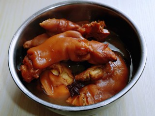 10、香辣孜然烤猪蹄,看，猪蹄颜色特别漂亮！就这样浸泡6小时以上，或者一夜有最后，浸泡在汤汁中凉透后才会更入味！