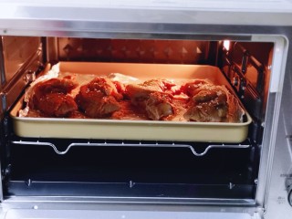 13、香辣孜然烤猪蹄,将烤盘入烤箱中层。