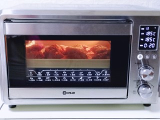 14、香辣孜然烤猪蹄,上下管185度烤20分钟。(烤箱时间及温度仅供参考)