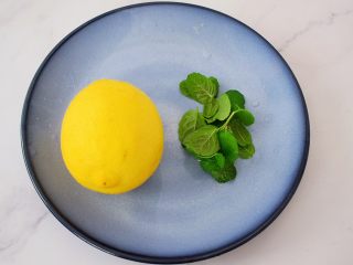 3、柠檬薄荷饮,将柠檬先用盐搓洗外表，再冲洗干净。再将薄荷叶洗净备用