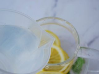 7、柠檬薄荷饮,加入纯净水