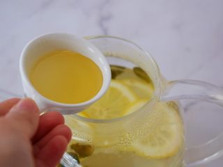 8、柠檬薄荷饮,加入蜂蜜搅拌均匀即可