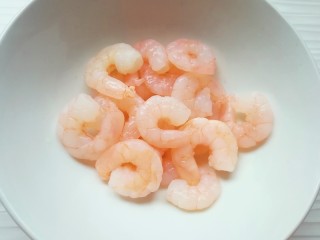 1、甜豆红萝卜炒虾仁,虾仁洗干净控一下水分。